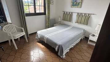 1 bedroom, bed sheets