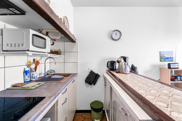 Réfrigérateur, four à micro-ondes, un four, surface de cuisson