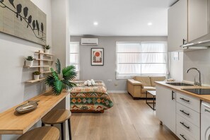 Tabla de planchar con plancha, wifi y ropa de cama 