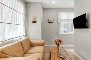 TV - Caramel Torremolinos: Central Apartment Close to Beach and Train Station (Torremolinos)