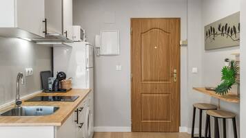 Réfrigérateur, micro-ondes, plaque de cuisson, cafetiÚre/bouilloire