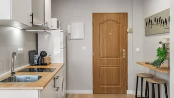Fridge, microwave, stovetop, coffee/tea maker