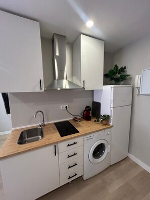 Réfrigérateur, micro-ondes, plaque de cuisson, cafetière/bouilloire