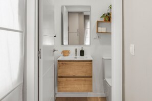 Een douche, een haardroger, handdoeken