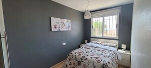 3 habitaciones, escritorio, tabla de planchar con plancha y wifi 