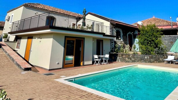A two-story house with a swimming pool, a balcony, and a patio area. - Gianna House and Choirs (Sicilia)