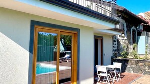A modern house with a pool, a balcony, and a patio area with chairs. - Gianna House and Choirs (Sicilia)