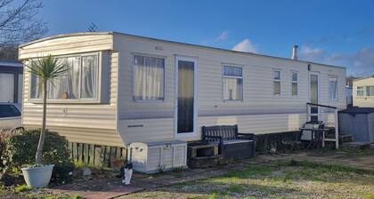 3 Bed, Sleeps 6 - Heated Pool, Parking, Nr Beach