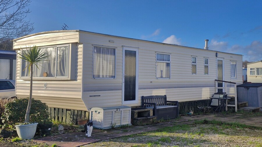 3 Bed, Sleeps 6 - Heated Pool, Parking, Nr Beach