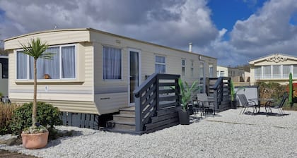 Palm Court - 3 Bed, Heated Pool, Parking, Nr Beach