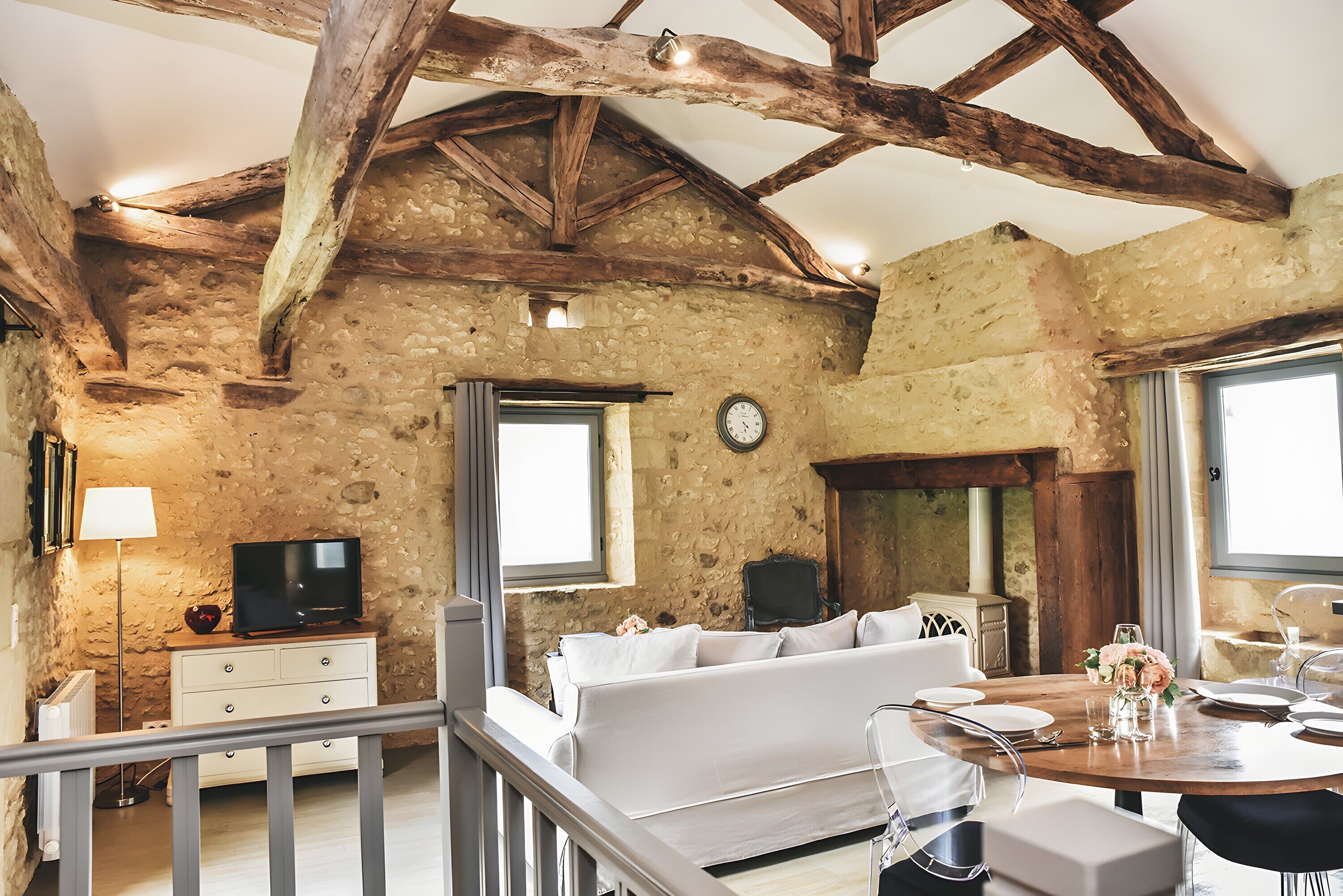 Televisie, een open haard, een dvd-speler en een tafeltennistafel