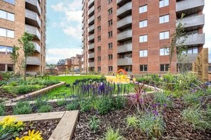 Property grounds - Modern 2-Bed Apartment Near Heathrow | Ideal for Work Stays (Staines-upon-Thames)