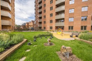 Property grounds - Modern 2-Bed Apartment Near Heathrow | Ideal for Work Stays (Staines-upon-Thames)