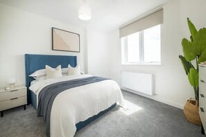 2 bedrooms, iron/ironing board, WiFi, bed sheets - Modern 2-Bed Apartment Near Heathrow | Ideal for Work Stays (Staines-upon-Thames)