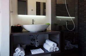 Dusche, Haartrockner, Handtücher, Seife