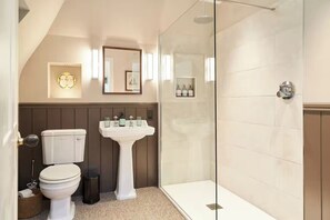Shower, hair dryer, towels, soap - Miniature Castle Surrounded by Woodland on a Scottish Estate (Leven)