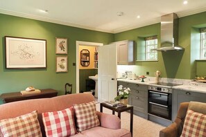 Smart TV, fireplace, books - Miniature Castle Surrounded by Woodland on a Scottish Estate (Leven)