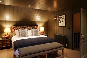 Tabla de planchar con plancha, wifi y ropa de cama 