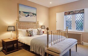 2 bedrooms, iron/ironing board, WiFi, bed sheets - Jacobean Revival Lodge Guarding the Entrance to a Scottish Estate (Colinsburgh)