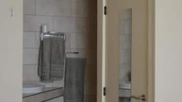 Standaard Twin kamer, uitzicht op tuin | Badkamer