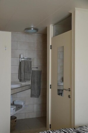 Standard Twin Room, Garden View | Bathroom - B&B The Protea  (Zonnebeke)