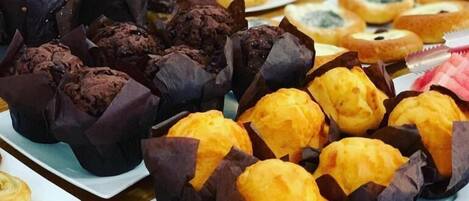 Diversas pastas y productos de repostería presentados en platos.
