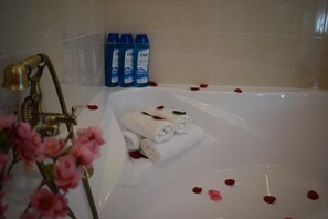 Deluxe tweepersoonskamer, uitzicht op de stad | Badkamer