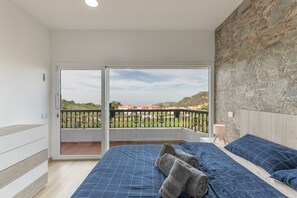 3 bedrooms, iron/ironing board, WiFi, bed sheets - Teror Hills: Your Ideal Retreat Where Mountain Peace Meets the Blue Atlantic (El Escobonal)