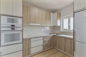 Fridge, microwave, oven, stovetop - Teror Hills: Your Ideal Retreat Where Mountain Peace Meets the Blue Atlantic (El Escobonal)