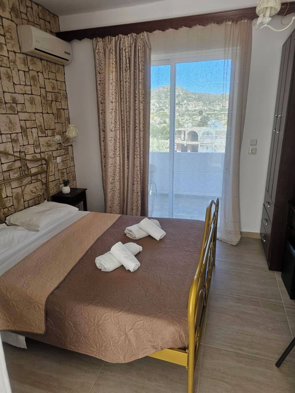 1 chambre, coffres-forts dans les chambres, fer et planche à repasser