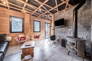 TV, fireplace - Apartment 'Martonne Le Terasse' with Mountain View, Private Terrace and Wi-Fi (Châtel)