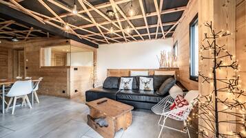 Een televisie en een open haard