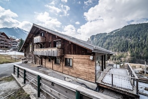 Exterior - Chalet “Stéphane”: Mountain View, Private Terrace, and Wi-Fi (Châtel)