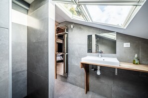 Shower, hair dryer - Chalet "Stéphane": Mountain View, Private Terrace & Wi-Fi (Châtel)