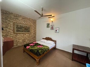 Family Room | Laptop workspace, free WiFi