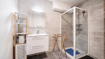 Suihku, hiustenkuivaaja