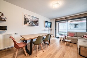 TV - Central Apartment “Les Soldannelles Building 2 Le B03”: Mountain View, Private Terrace, Wi-Fi (Châtel)