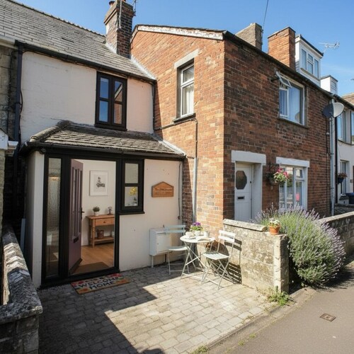 Quaint 2 Bedroom Cottage in Royal Wootton Bassett