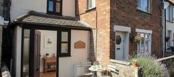Quaint 2 Bedroom Cottage in Royal Wootton Bassett