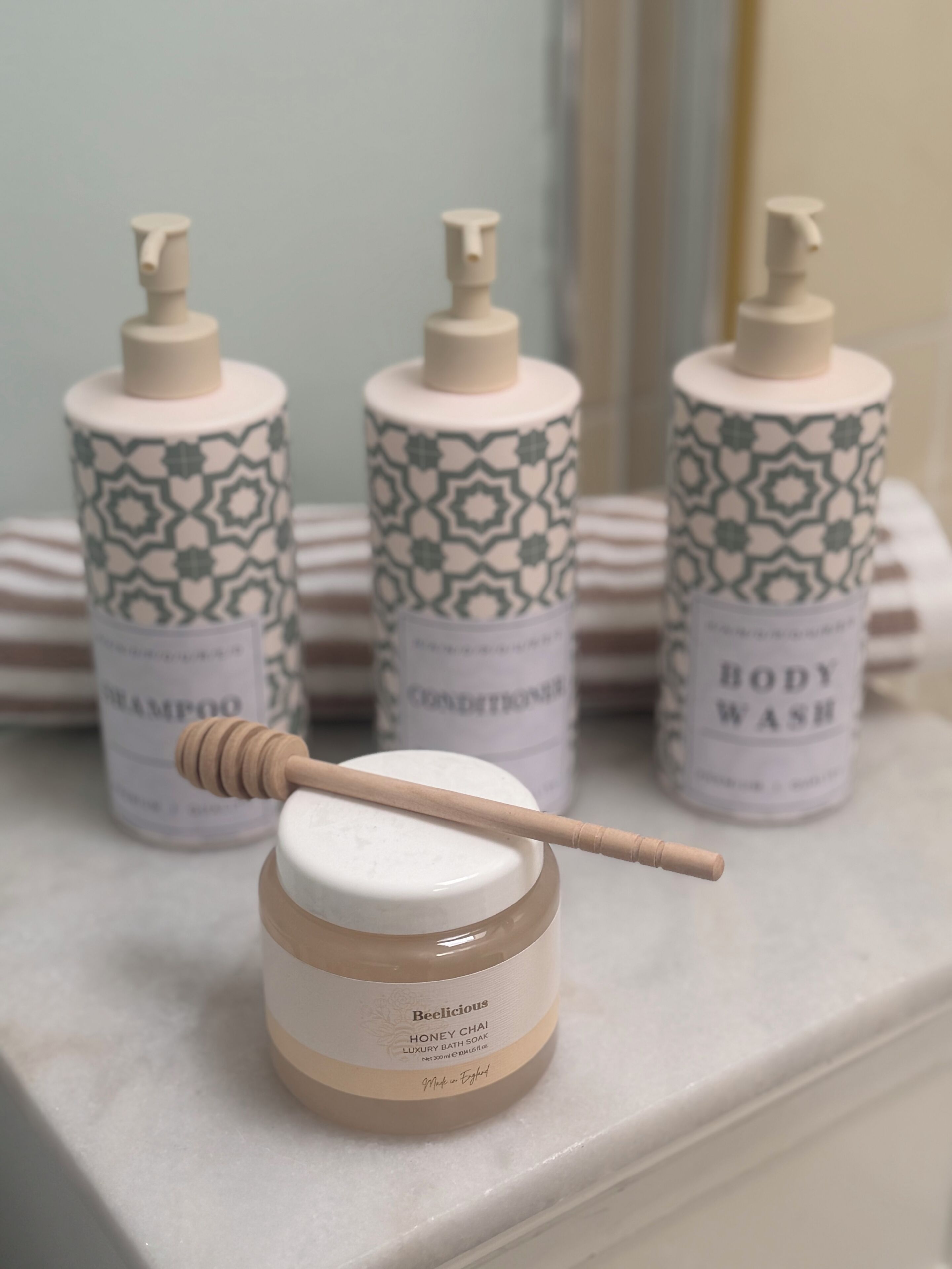 Séchoir à cheveux, serviettes fournies, savon, papier de toilette