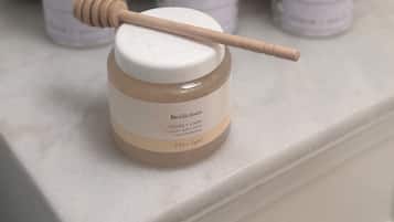 Séchoir à cheveux, serviettes fournies, savon, papier de toilette