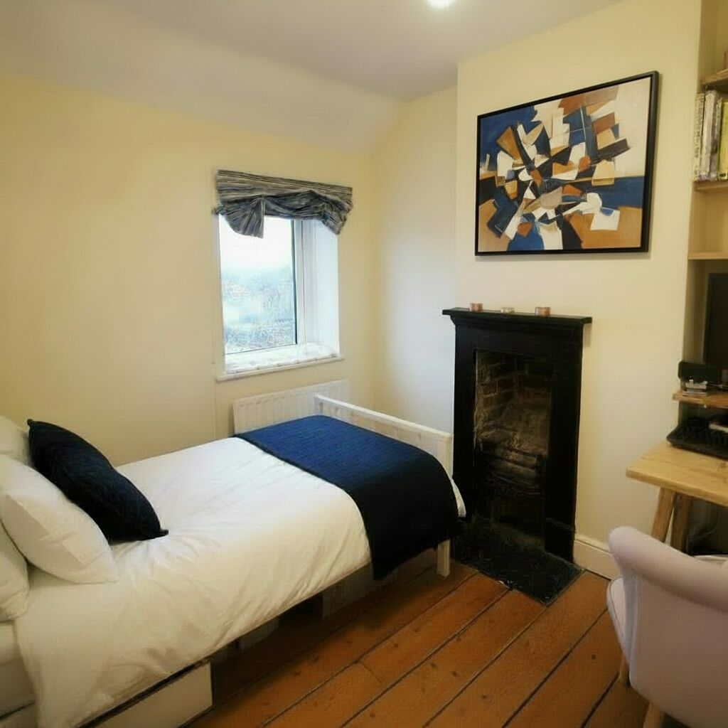 2 bedrooms, iron/ironing board, internet, bed sheets