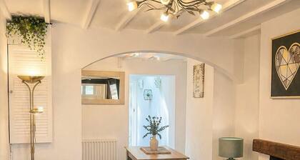 Town centre cottage | Walk to High Street | Garden | Free Parking