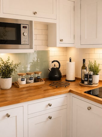 Fridge, microwave, oven, stovetop. Town centre cottage | Walk to High Street | Garden | Free Parking