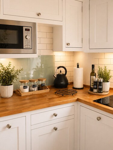 Town centre cottage | Walk to High Street | Garden | Free Parking