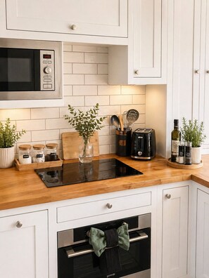 Réfrigérateur, four à micro-ondes, un four, surface de cuisson