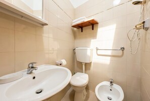 A bathroom with a large sink, toilet, bidet, and a towel rack. - San Michele - B&B 22 with Veranda, Wi-Fi and Air Conditioning (Mattinata)