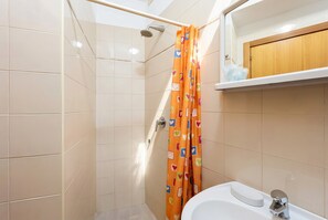 Shower, hair dryer, towels - San Michele - B&B 22 with Veranda, Wi-Fi and Air Conditioning (Mattinata)