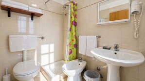 A bathroom with a toilet, bidet, shower, sink, and a mirror. - San Michele - 23 - Bed & Breakfast with Sea View, Wi-Fi and Air Conditioning (Mattinata)