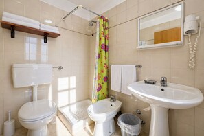 Dusche, Haartrockner, Handtücher